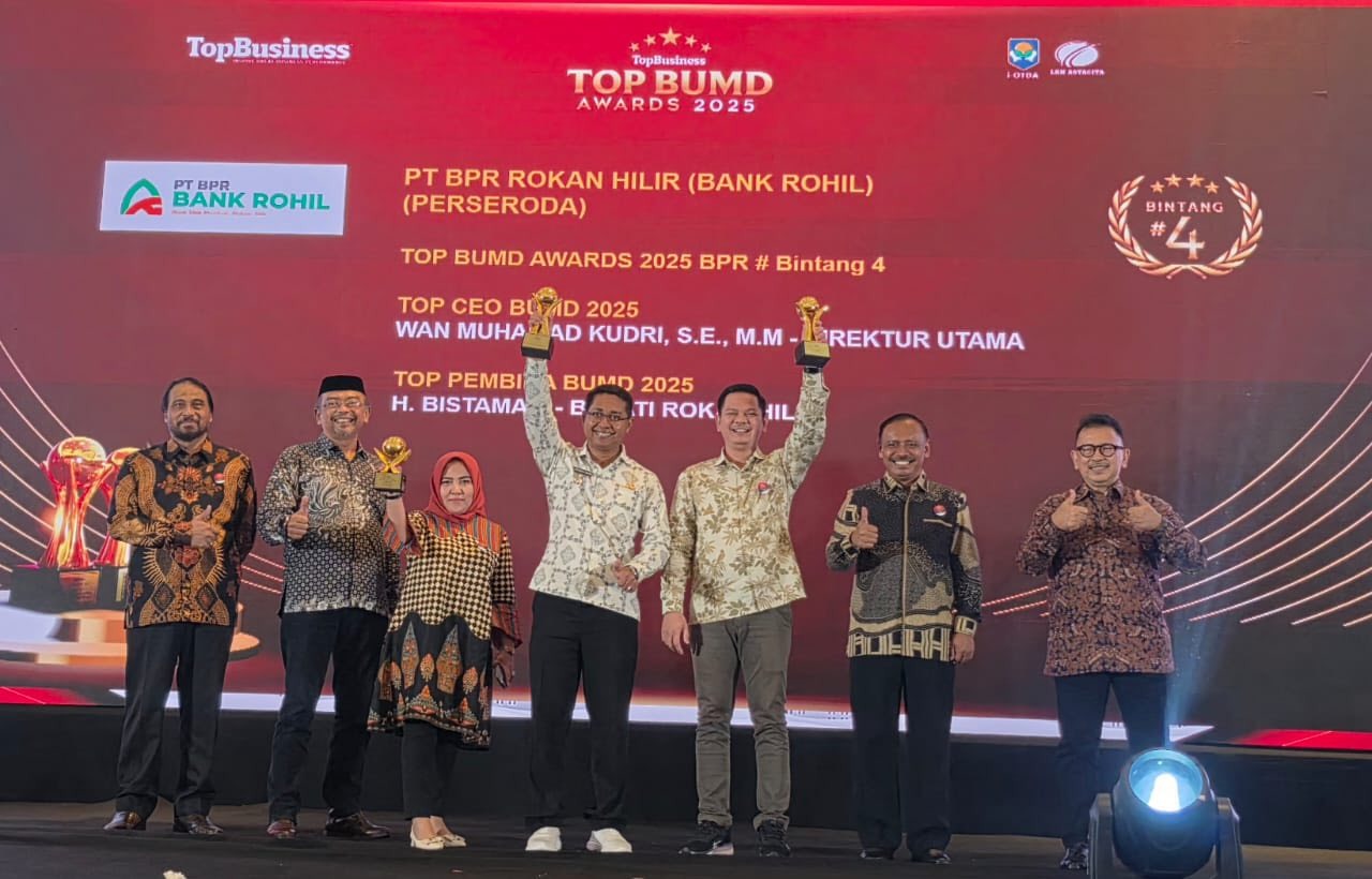 Wakil Bupati Rokan Hilir, Jhonny Charles saat terima penghargan di ajang BUMD Awards Tahun 2025