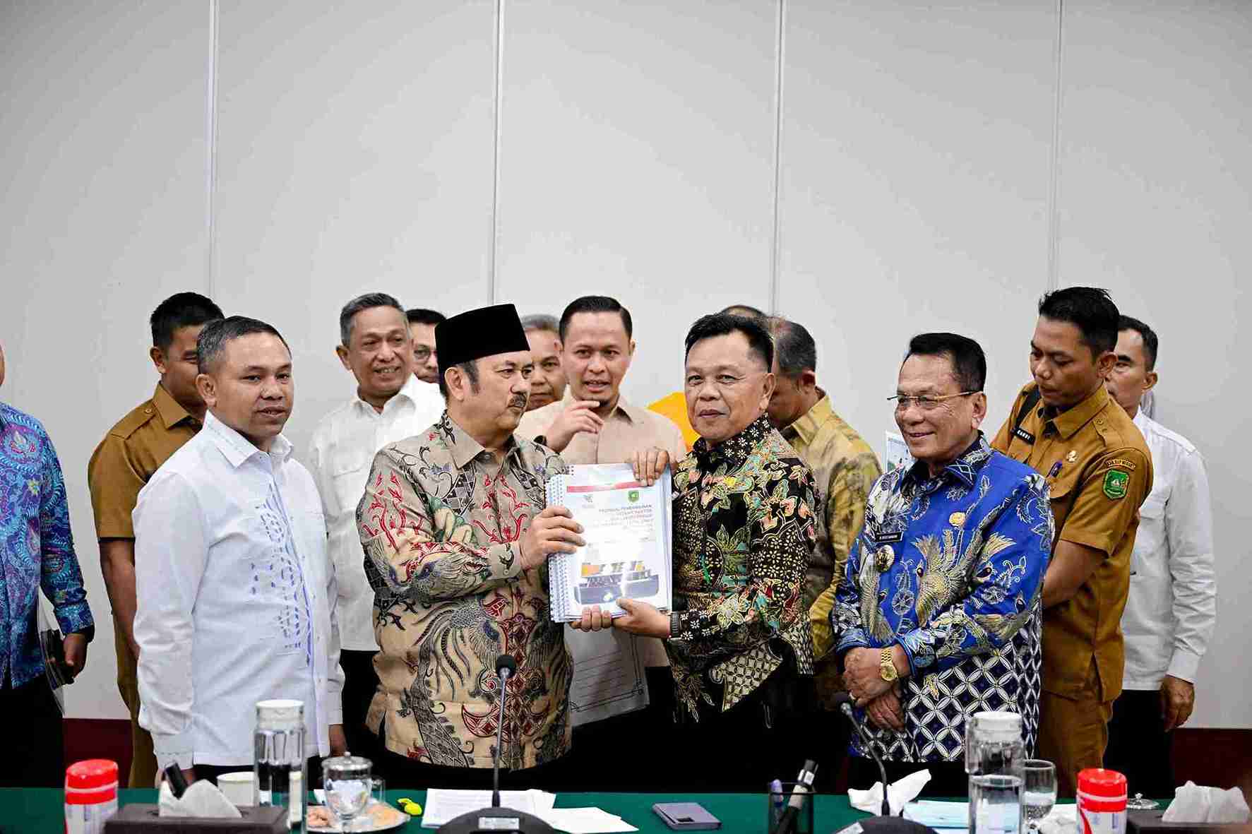 Usulan pembangunan yang diserahkan Bupati Meranti ke pemerintah pusat