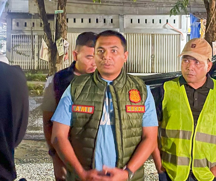Pj Sekdako Pekanbaru Zulhelmi Arifin usai meninjau kondisi kabel fiber optik di Jalan Paus, Marpoyan Damai, Rabu (14/5/2025) dini hari. Foto: Istimewa.