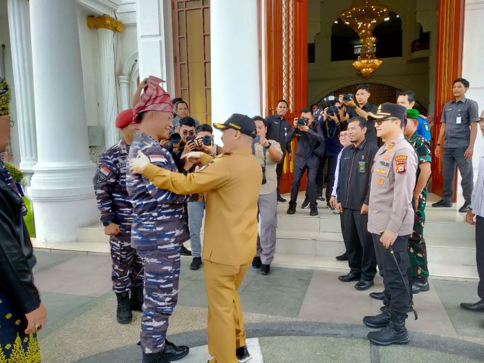 Bupati Bengkalis diwakili wakil Bupati Bagus Santoso, sambut kedatangan komandan pangkalan TNI Angkatan Laut (Danlanal) Dumai kunjungan dan silaturahmi berlangsung di wisma sri mahkota, Senin, 19 Mei 2025.