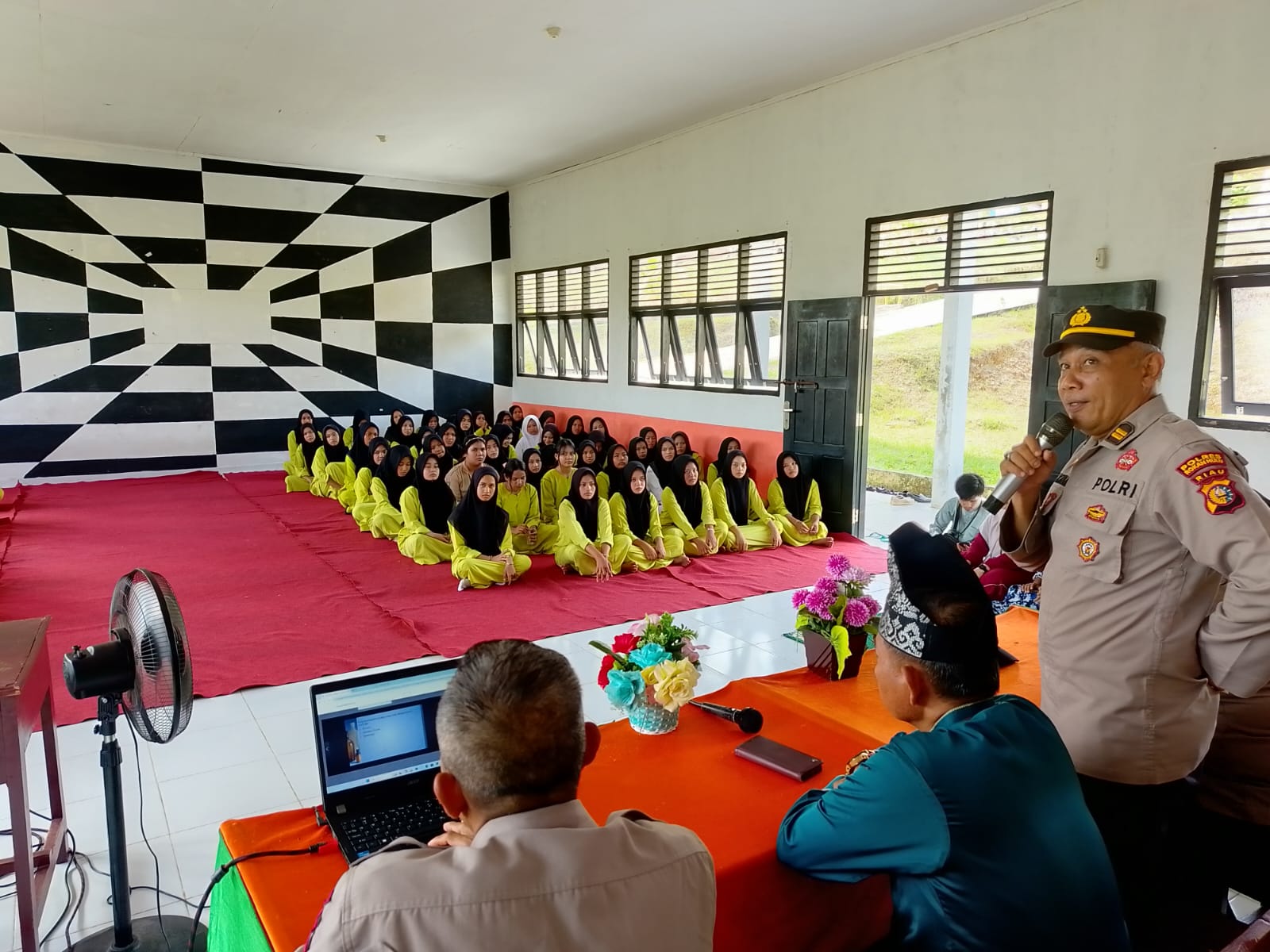 Gelar Jumat Curhat dan Cooling System, Sat Binmas Polres Rohul Edukasi Hukum di SMA Negeri 2 Rambah
