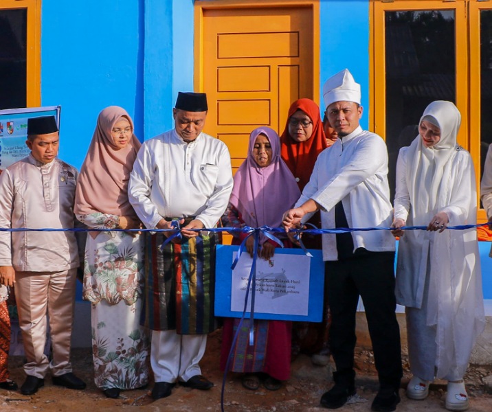 Wali Kota Pekanbaru Agung Nugroho bersama Wakil Wali Kota Markarius Anwara menyerahkan RLH secara simbolis kepada warga Rumbai, Senin (23/6/2025). Foto: Surya/Riau1.