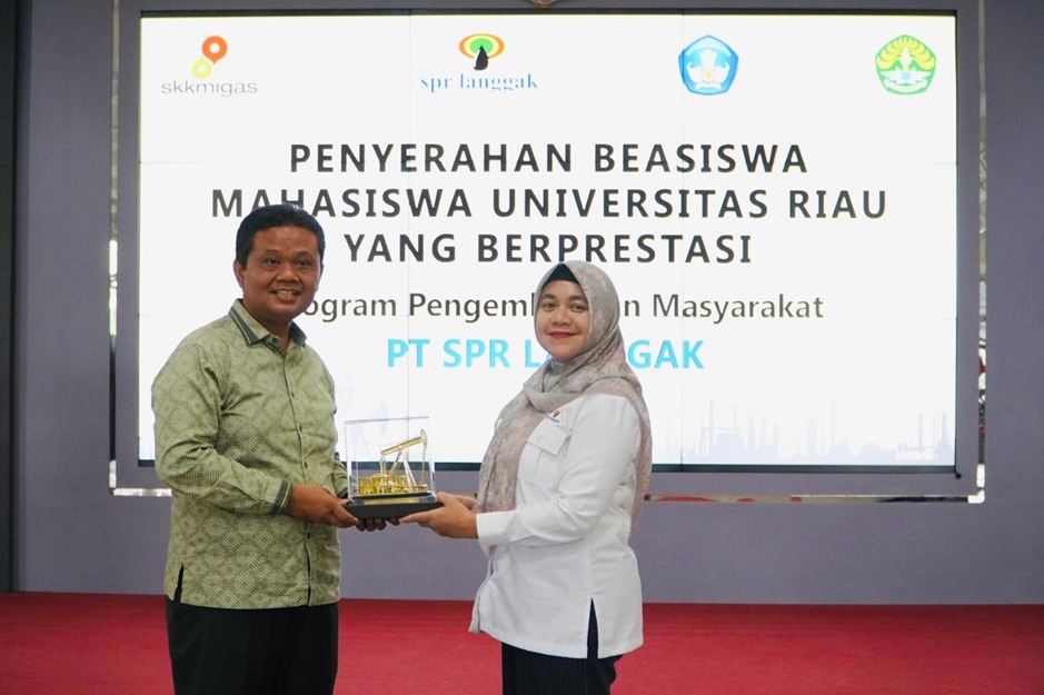 Pjs. General Manager PT SPR Langgak, Mahpuzoh menyerahkan cendera mata kepada Wakil Rektor UNRI Bidang Kemahasiswaan dan Alumni Prof. Dr. Hermandra MA