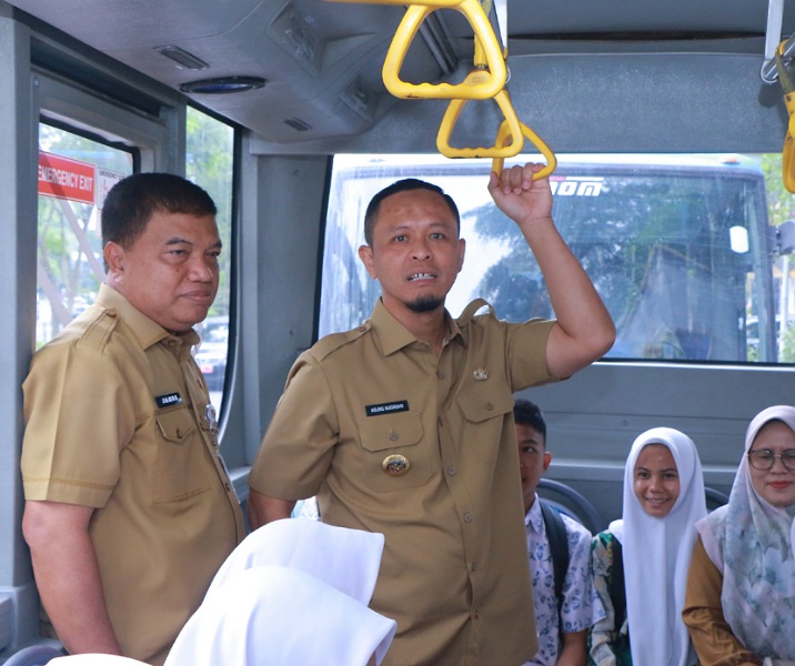 Wali Kota Pekanbaru Agung Nugroho saat menumpangi bus TMP bersama para pelajar. Foto: Istimewa.
