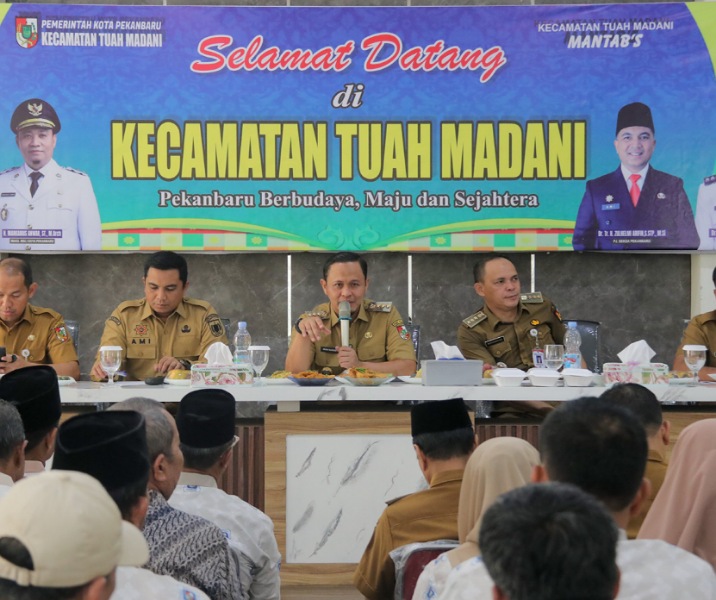 Wali Kota Pekanbaru Agung Nugroho berdialog dengan warga Tuah Madani, Senin (30/6/2025). Foto: Istimewa.