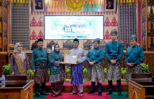 Ini Wajah Azmar Sosok Pencipta Lambang Kabupaten Bengkalis di Apresiasi Bupati