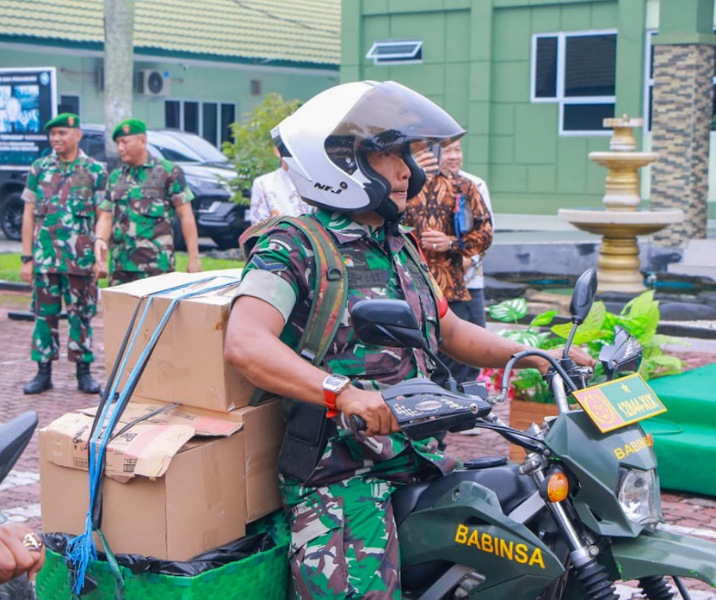 Pasukan TNI AD dari Korem 031 Wira Bima saat akan menyalurkan bantuan ke warga yang membutuhkan. Foto: Istimewa.