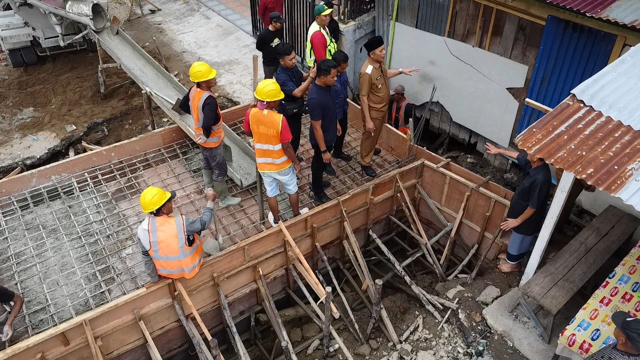 Pengerjaan drainase box culvert di Jalan Pangeran Hidayat