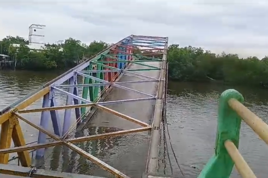 Jembatan Panglima Sampul di Meranti yang ambruk