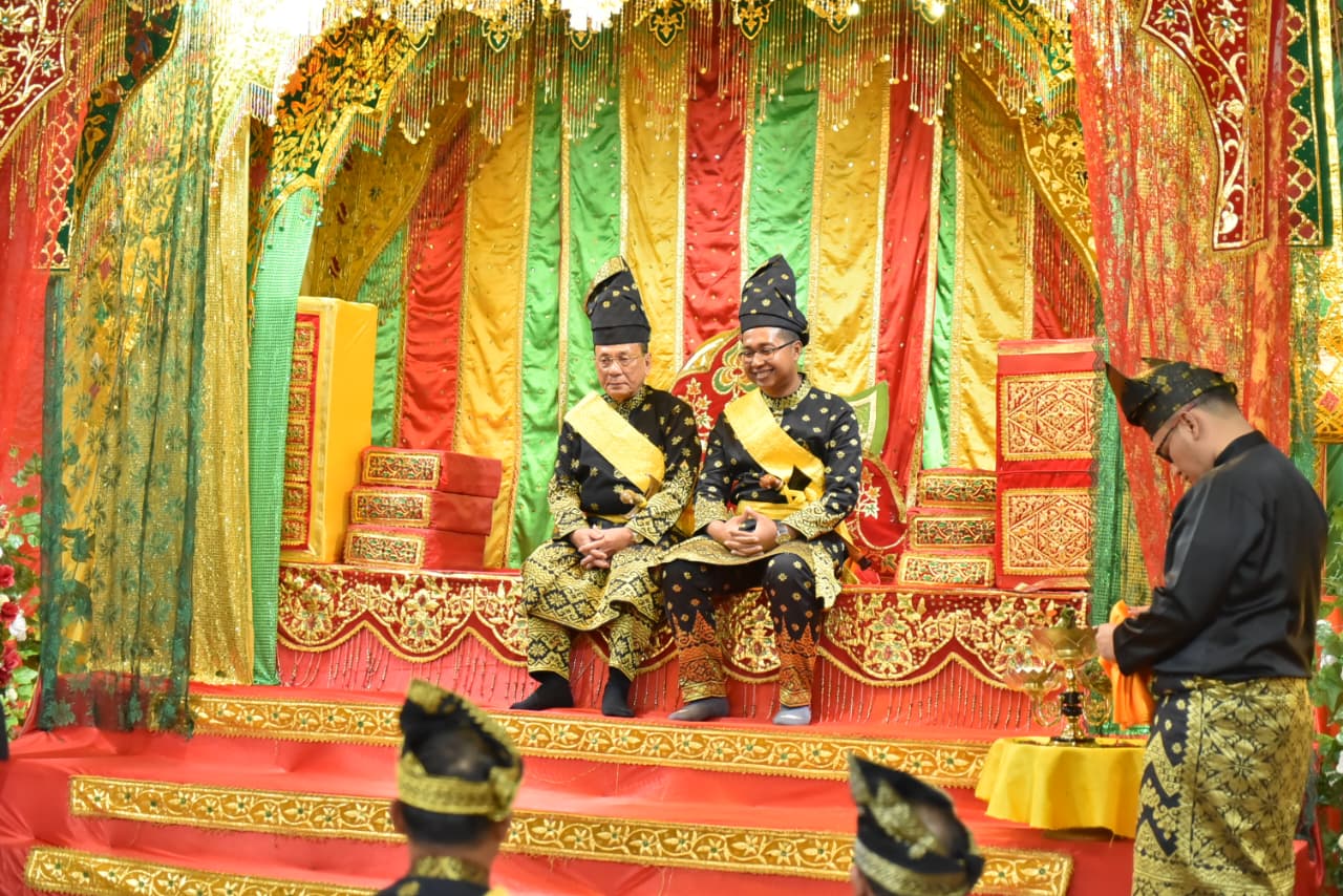 Prosesi penabalan gelar adat Bupati dan Wabup Rokan Hilir