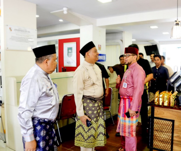 Wakil Wali Kota Pekanbaru Markarius Anwar meninjau pelayanan di MPP. Foto: Istimewa.