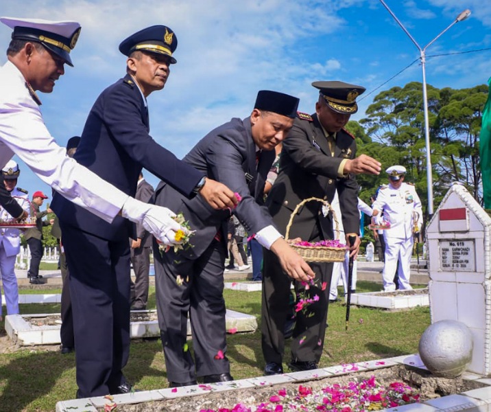 Wakil Wali Kota Pekanbaru Markarius Anwar bersama para komandan TNI saat tabur bunga di Taman Makam Pahlawan Kusuma Dharma. Foto: Istimewa.