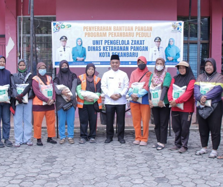 Kepala Disketapang Pekanbaru M Jamil bersama para petugas kebersihan. Foto: Istimewa.