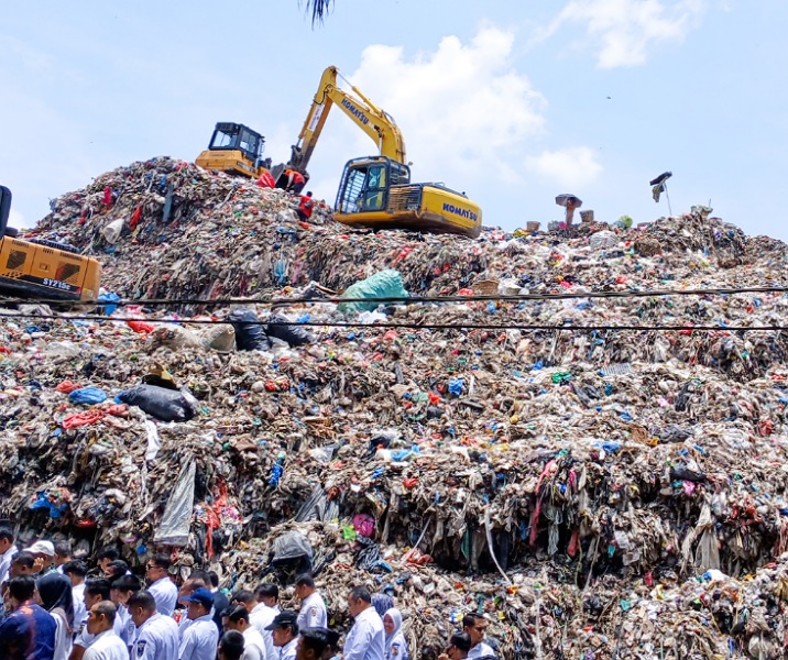 Tumpukan sampah di TPA 2 Muara Fajar sudah setinggi 25 meter. Foto: Surya/Riau1.