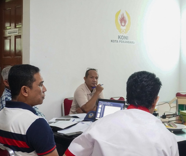 Wakil Ketua I KONI Pekanbaru Isubadi Idris saat rapat dengan pengurus cabor. Foto: Istimewa.