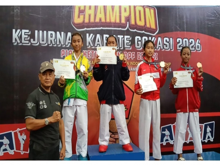 Penyerahan hadiah pemenang Kejurnas Karate Gokasi 2026