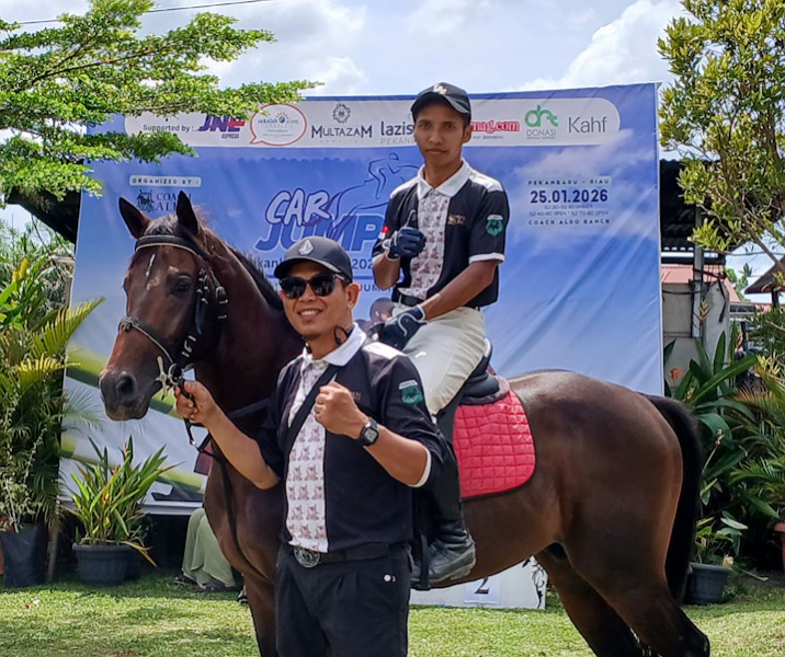pemilik Coach Aldo Ranch (CAR) Aldo Nugraha bersama atlet berkuda di ranch miliknya, Jalan Tuanku Tambusai, Minggu (25/1/2026). Foto: Surya/Riau1.