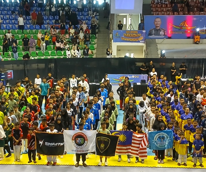 Sebanyak 1.789 atlet dari berbagai daerah dan Malaysia mengikuti Riau National Taekwondo Championship di Gelanggan Remaja Pekanbaru, Kamis (29/1/2026). Foto: Surya/Riau1.