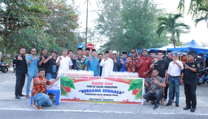 200 Paket Takjil Dibagikan Panitia Bazar Ramadhan ke Warga Saat Melintasi Jalan Sudirman