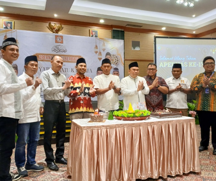 Momentum bulan suci Ramadan sekaligus peringatan HUT ke-17 DPW APERNAS Riau dimaknai dengan kegiatan santunan bagi anak yatim dan duafa di Hotel Pangeran Pekanbaru, Senin (23/2/2026). Foto: Surya/Riau1.