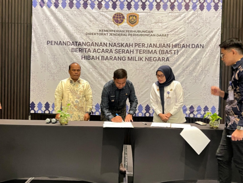 Penyerahan hibah untuk Pemkab Kampar