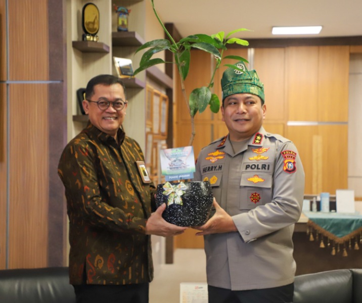 Kepala Kanwil DJP Riau YFR Hermiyana menerima bibit pohon mangga dari Kapolda Riau Irjen Herry Heryawan usai silaturahmi pada 20 Februari 2026. Foto: Istimewa.
