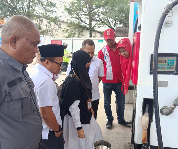 Disperindag Pekanbaru melakukan tera ulang di salah satu SPBU. Foto: Istimewa.
