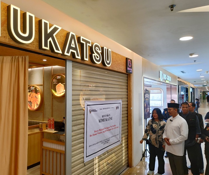 Satpol PP Pekanbaru bersama DPMPTSP memeriksa tenan yang buka pada siang hari saat Ramadan di salah satu pusat perbelanjaan. Foto: Istimewa.