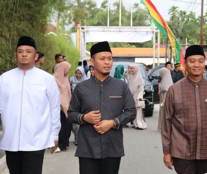 Wali Kota Pekanbaru Agung Nugroho bersama Wawako Markarius Anwar didampingi Camat Limapuluh Zaid Riyadi saat menuju lokasi Safari Ramadan di halaman Masjid Al Fajriyah, Selasa (3/3/2026). Foto: Istimewa.