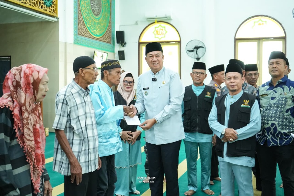 Wabup Meranti Muzamil Baharudin salurkan zakat