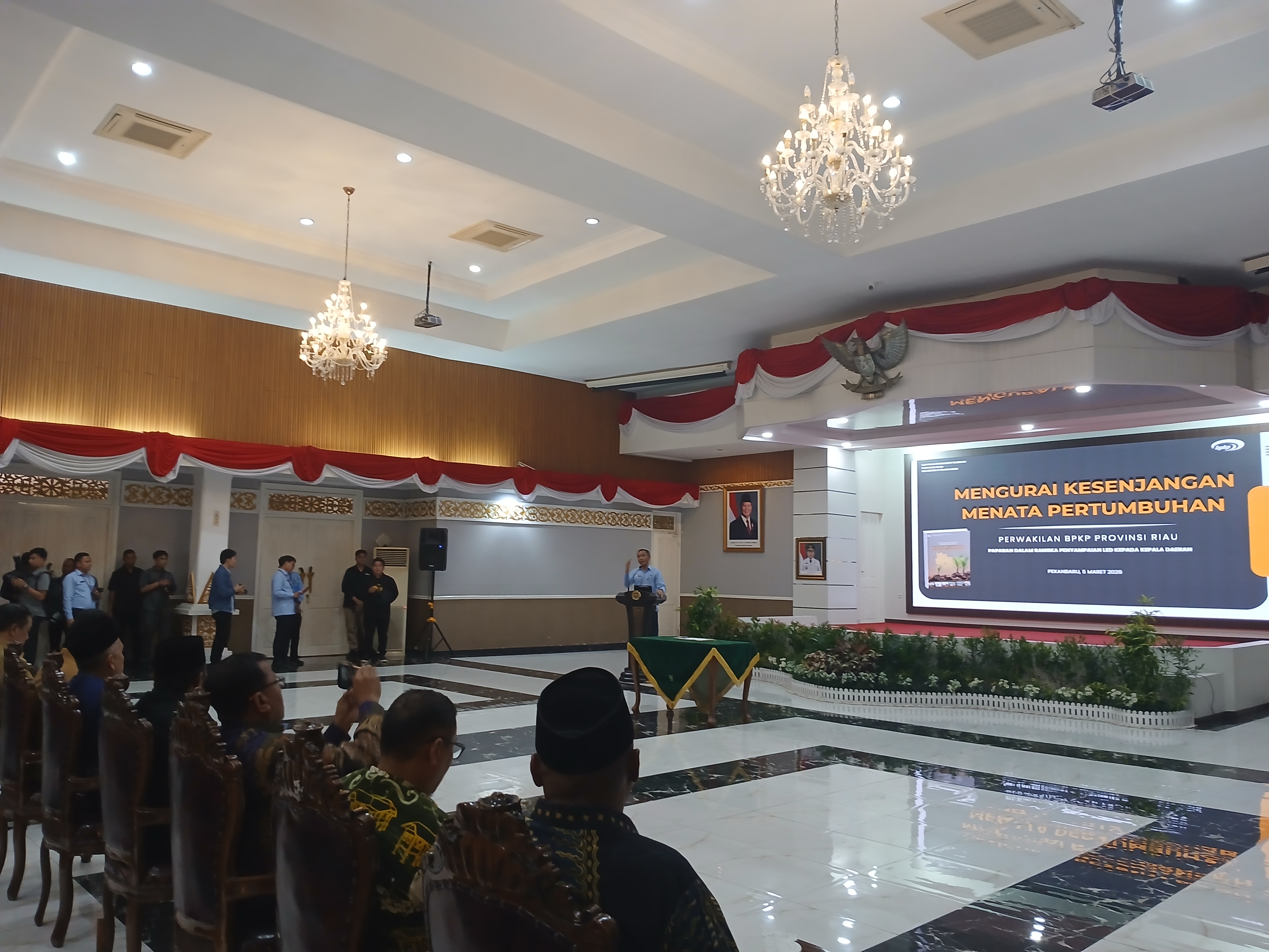 Kepala Perwakilan BPKP Riau Evenri Sihombing dalam Penyerahan Laporan Eksekutif Daerah Semester 2 Tahun 2025 dan Entry Meeting Evaluasi Perencanaan dan Penganggaran Tahun 2026 di Balai Serindit, Kamis (5/3/2026). Foto: Surya/Riau1.