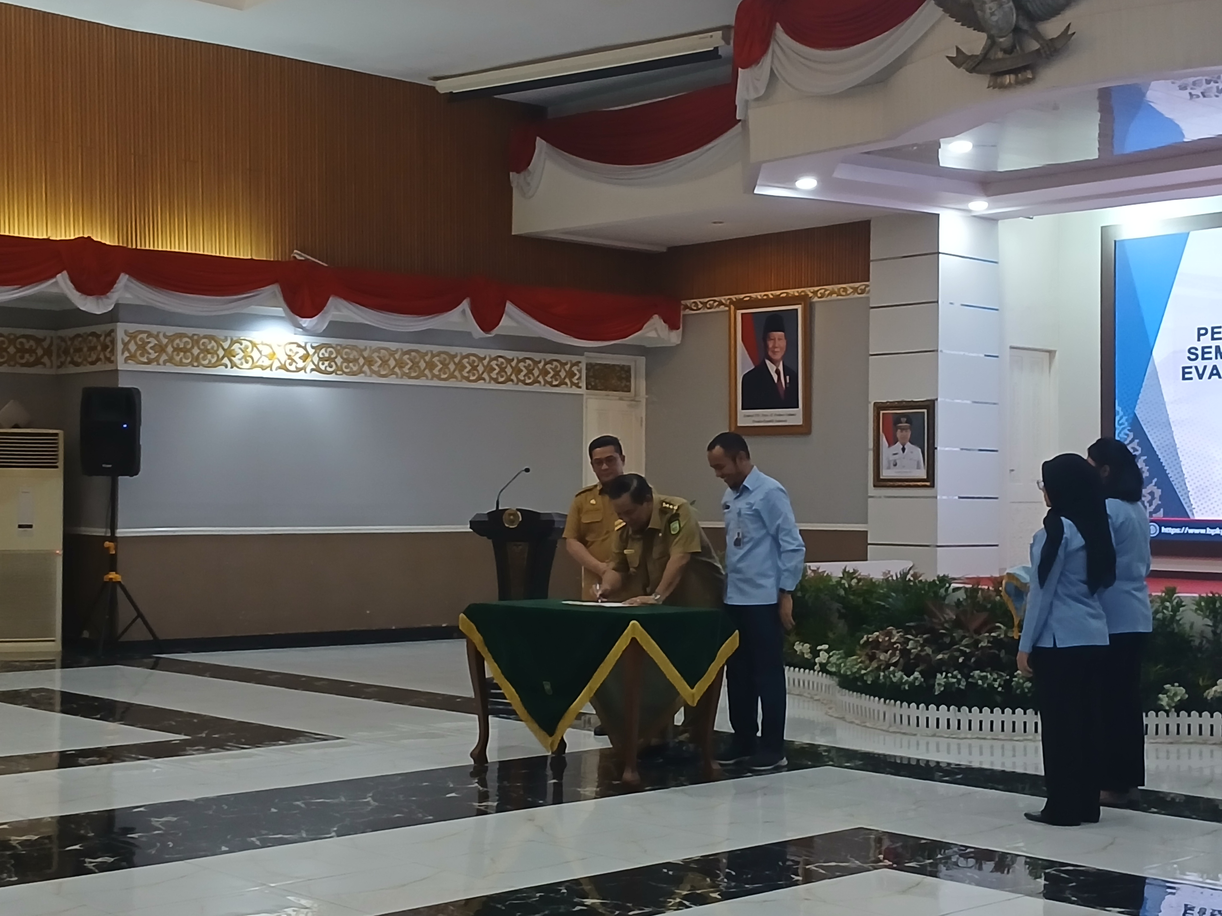 Penyerahan Laporan Eksekutif Daerah Semester 2 Tahun 2025 dan Entry Meeting Evaluasi Perencanaan dan Penganggaran Tahun 2026 di Balai Serindit, Kamis (5/3/2026). Foto: Surya/Riau1.