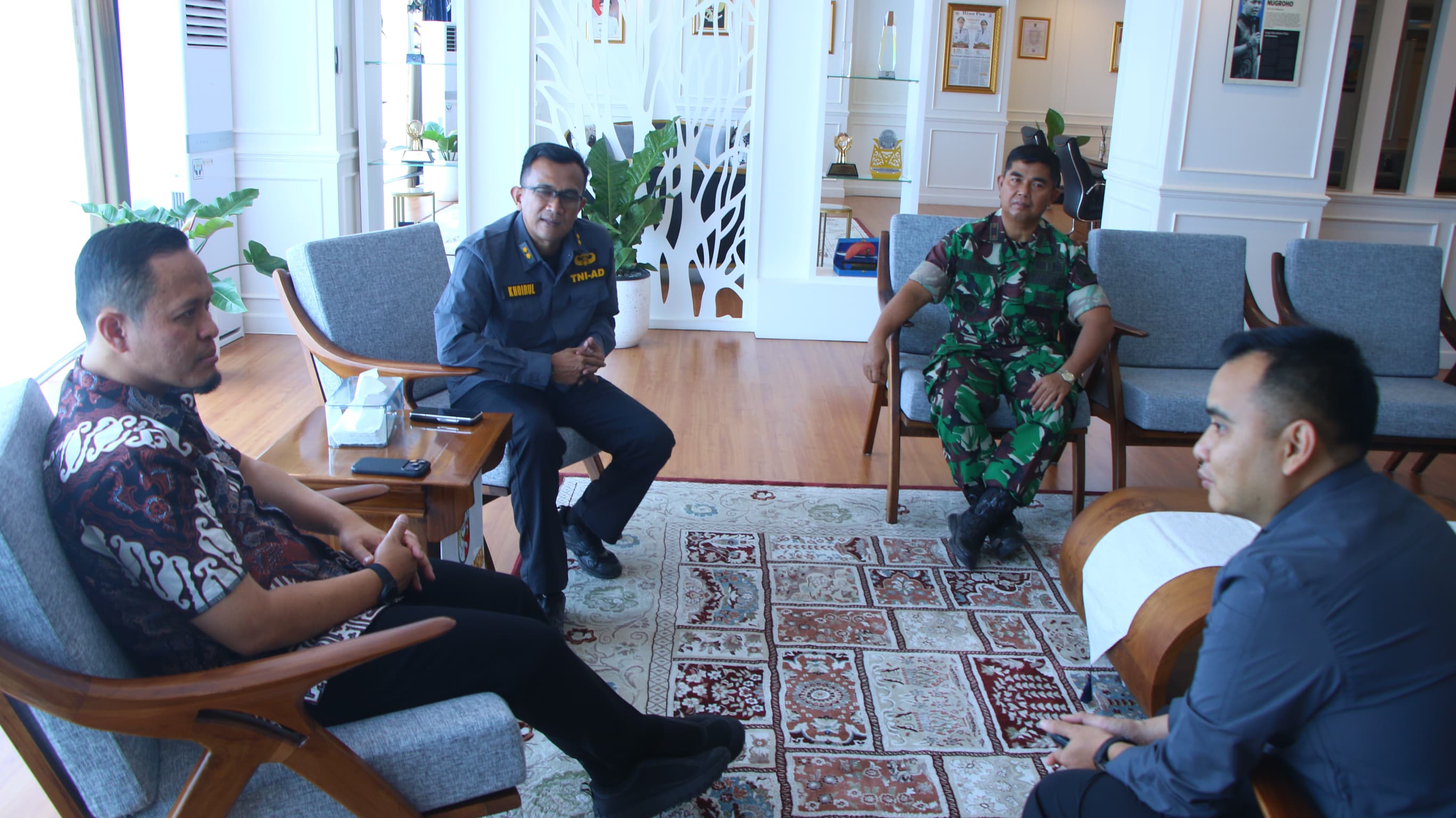 Wali Kota Pekanbaru Agung Nugroho menyambut kedatangan Komandan Komando Distrik Militer (Dandim) 0301 Pekanbaru Kolonel (Inf) Ikhsanuddin di Gedung Utama Kompleks Perkantoran Tenayan Raya, Kamis (5/3/2026). Foto: Istimewa.