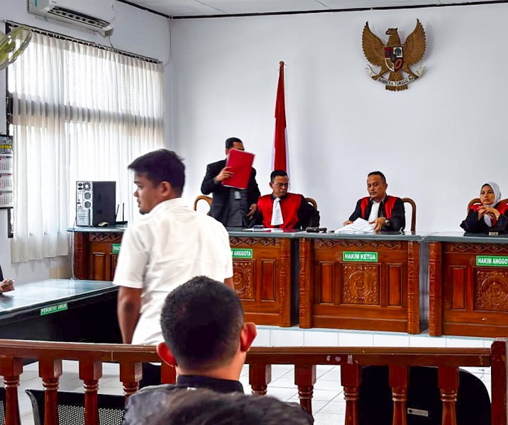 Majelis hakim PN Pekanbaru menjatuhkan vonis enam tahun penjara kepada terdakwa Jekson Jumari Sihombing dalam perkara pemerasan disertai pengancaman di ruang sidang Kusuma Admadja pada Selasa (10/3/2026) siang. Foto: Istimewa.