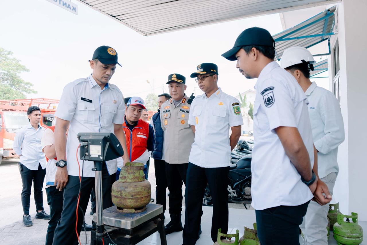 Penimbangan takaran LPG 3 Kg saat sidak Wabup Rohil, Jhony Charles