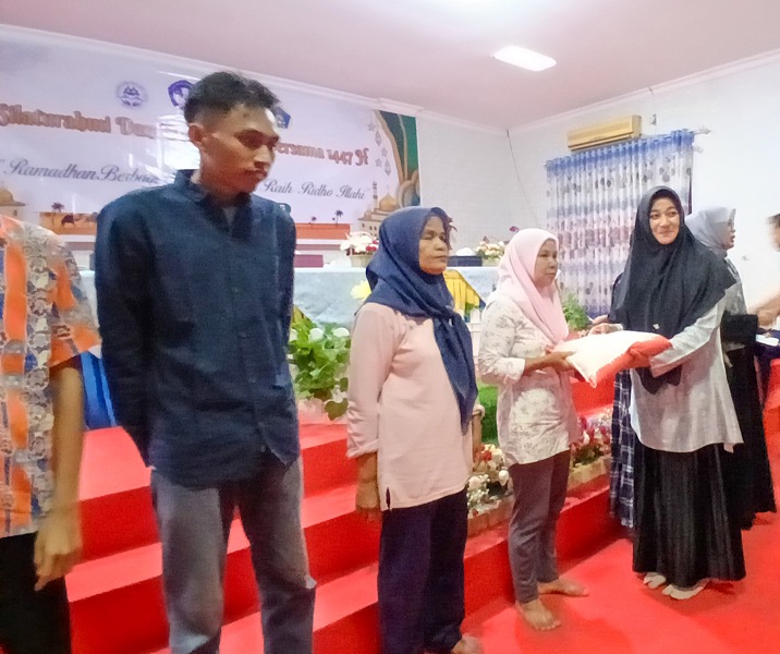 Kepala Cabang Wilayah III Disdik Provinsi Riau Anda Diah Anggraini menyerahkan bantuan sembako kepada guru honorer dan sejumlah tenaga kependidikan non-ASN di SMA Negeri 8 Pekanbaru, Kamis (12/3/2026). Foto: Surya/Riau1.