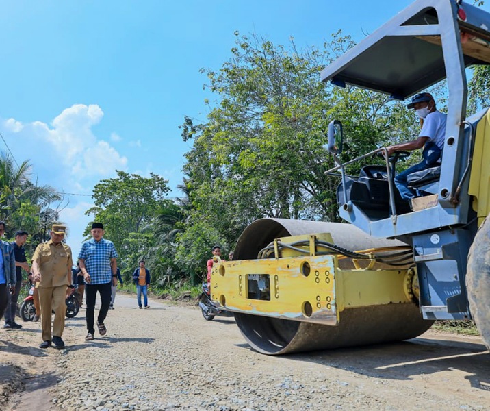 Wawako Pekanbaru Markarius Anwar didampingi Kepala Dinas PUPR Edward Riansyah saat meninjau proses perbaikan Jalan Teluk Leok, Rumbai Timur. Foto: Istimewa.