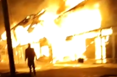 Sahur Terkahir, Warga Pakning Berhamburan Keluar Puluhan Ruko Hangus Terbakar