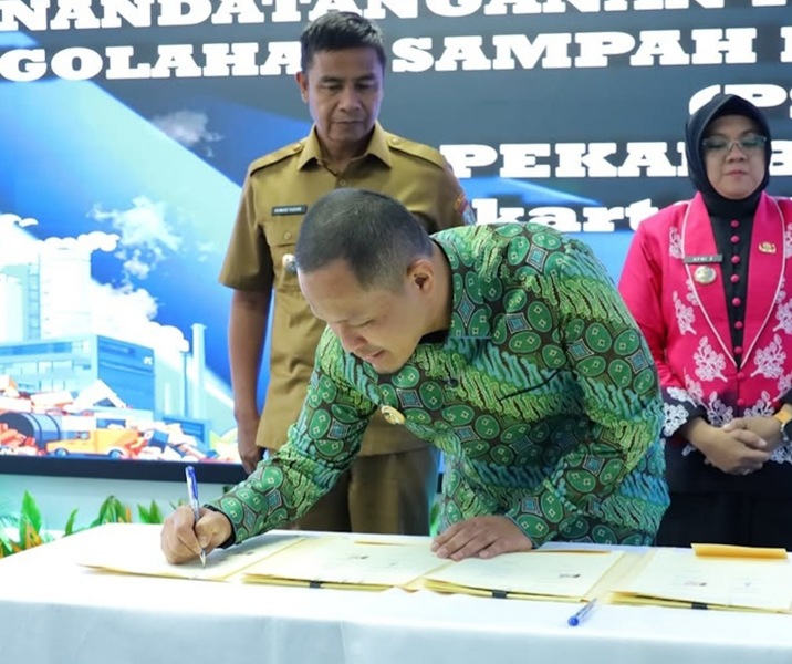 Wali Kota Pekanbaru Agung Nugroho menandatangani MoU Pengolahan Sampah menjadi Energi Listrik (PSEL) untuk kawasan aglomerasi Pekanbaru Raya, Selasa (7/4/2026). Foto: Istimewa.