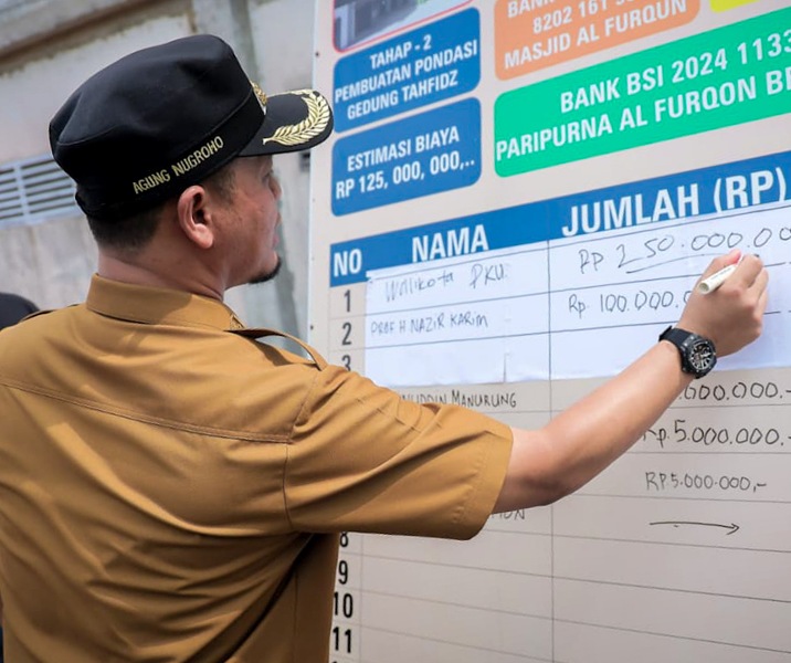 Wali Kota Pekanbaru Agung Nugroho menyumbanh Rp250 juta untuk pembangunan Gedung Tahfiz. Foto: Surya/Riau1.