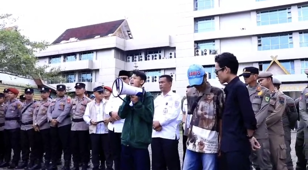 Massa aksi di depan kantor Bupati Inhil