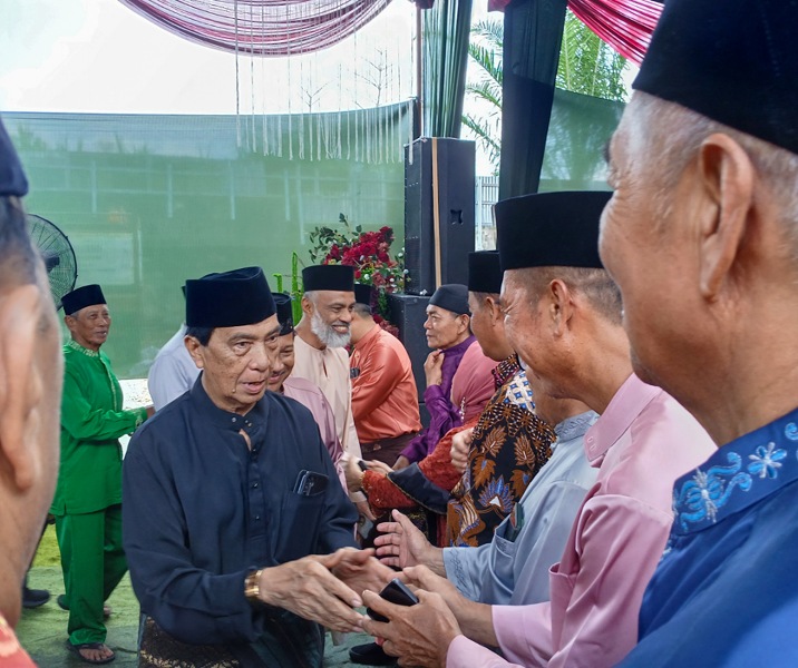 Warga Tanjung Rhu saling bermaaf-maafan dalam acara Halalbihalal Oghang Kampoeng Tanjung Rhu di area Pelabuhan Tanjung Johan, Jalan Tanjung Batu, Minggu (19/4/2026). Foto: Surya/Riau1.