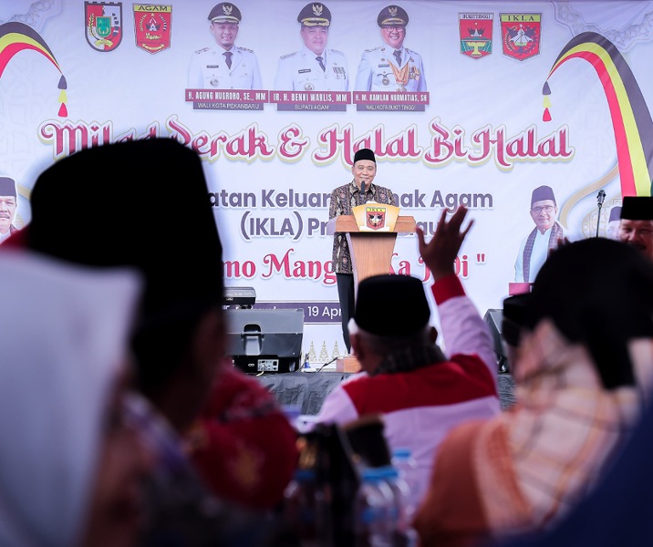 Wawako Pekanbaru Markarius Anwar saat berpidato dalam acara Milad ke-25 IKLA di area parkir MPP, Minggu (19/4/2026). Foto: Istimewa.