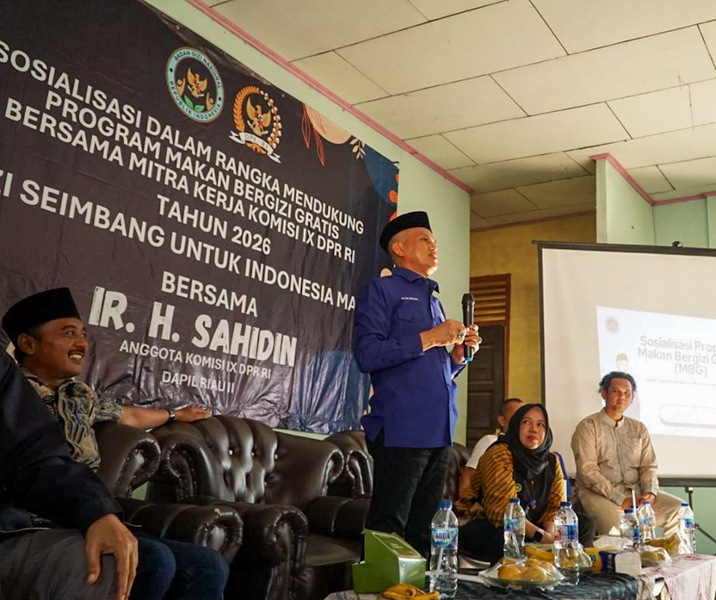 Anggota Komisi IX DPR RI Sahidin saat sosialisasi program MBG di Aula Kantor Desa Indra Sakti, Kecamatan Tapung, Kabupaten Kampar, Minggu (19/4/2026). Foto: Istimewa.