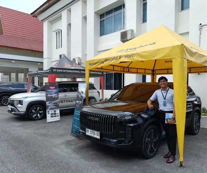 Stan diler mobil di halaman Kantor Bapenda Pekanbaru. Foto: Istimewa.