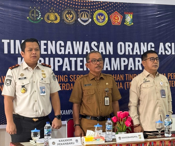 Dari kiri: Kepala Kantor Imigrasi Pekanbaru Ryang Yang Satiawan, Kepala Badan Kesbangpol Kabupaten Kampar Beny Irawan, dan Kabag) Tata Usaha dan Umum Kanwil Direktorat Jenderal Imigrasi Riau Junior M Sigalingging. Foto: Istimewa.