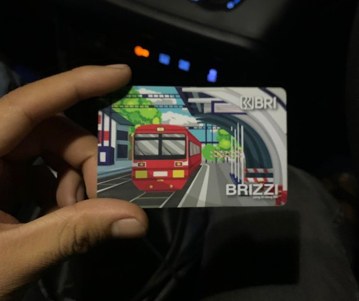 Pengemudi travel Padang-Pekanbaru menunjukkan kartu BRIZZI yang digunakan untuk tapping di gerbang tol. Foto: Lucky Alamsyah.