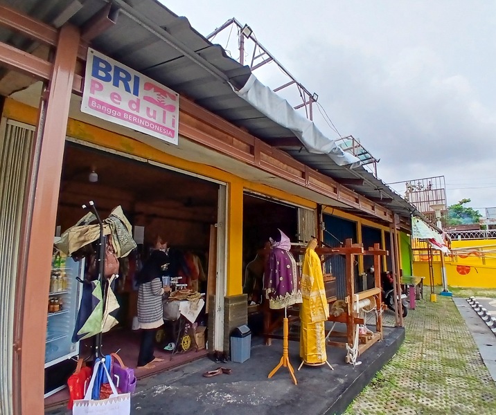 Enam kios di kawasan Rumah Singgah Tuan Kadi Pekanbaru ini dibangun dari CSR BRI. Foto: Surya/Riau1.