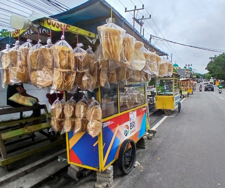 Gerobak bantuan BRI kepada para pedagang kuliner tradisional di Jalan Sam Ratulangi Pekanbaru. Foto: Surya/Riau1.