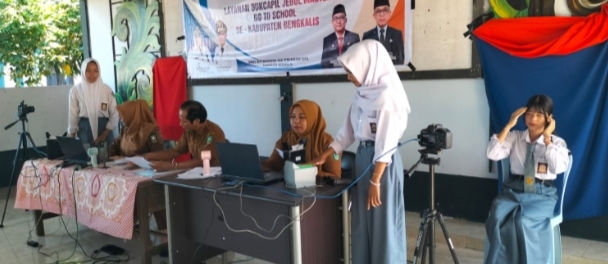 Go To School, Disduk Capil Jemput Bola Rekam E-KTP El di Dua Sekolah